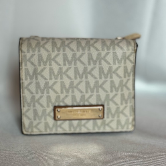Michael Kors Wallet - Picture 2 of 10